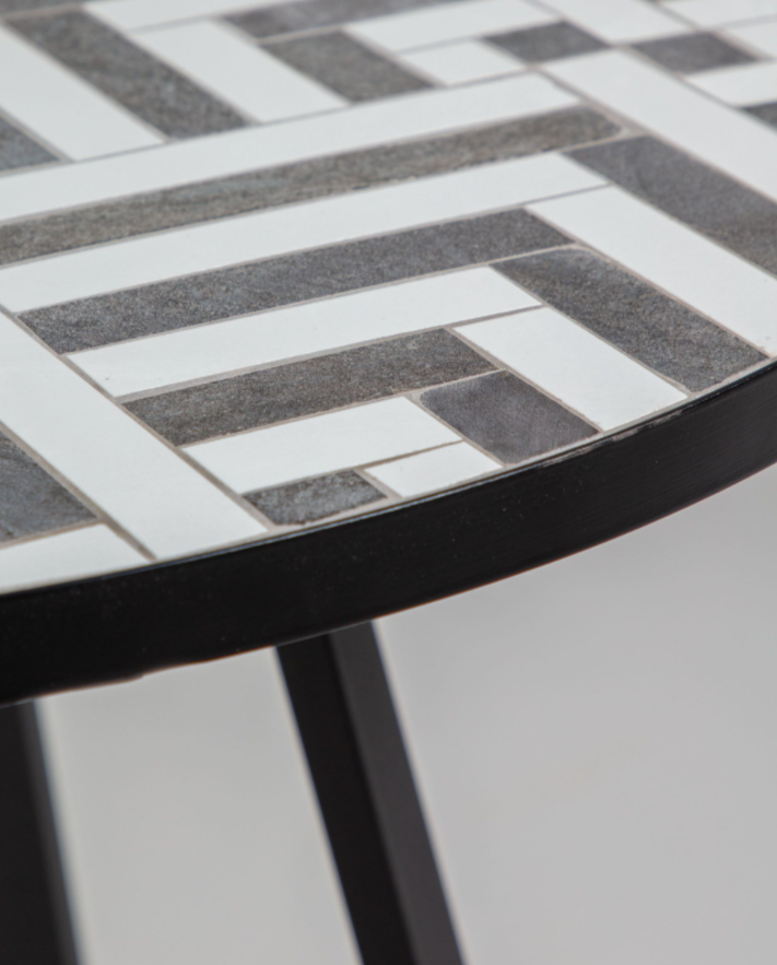 Mesa Mosaica cerámico blanco y negro patas acero acabado negro 90 cm