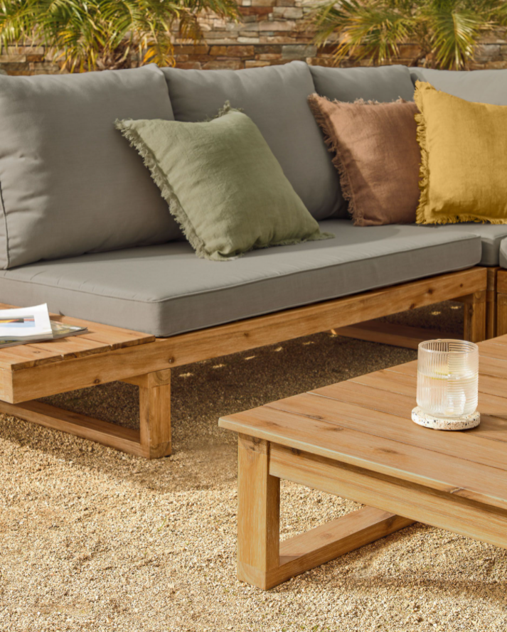 Set de sofá rinconero Milo 5 plazas y mesa de madera maciza acacia