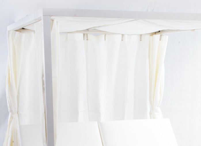 Cama balinesa cortinas aluminio blanco