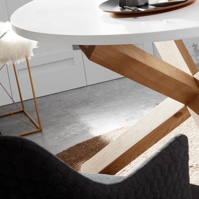 Mesa de comedor redonda de estilo nórdico con pies de roble macizo en  acabado natural y sobre de DM lacado blanco mate.