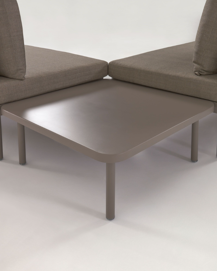 Set exterior Segorbe de sofá rinconero y mesa aluminio marrón mate 164cm