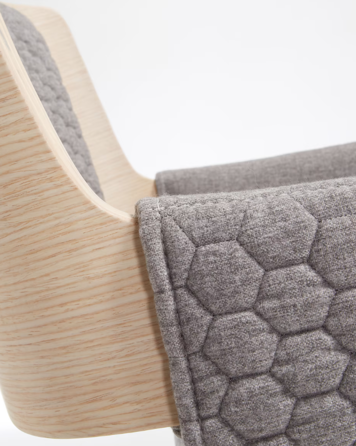 Silla Oria madera de roble curvada tapizado gris claro