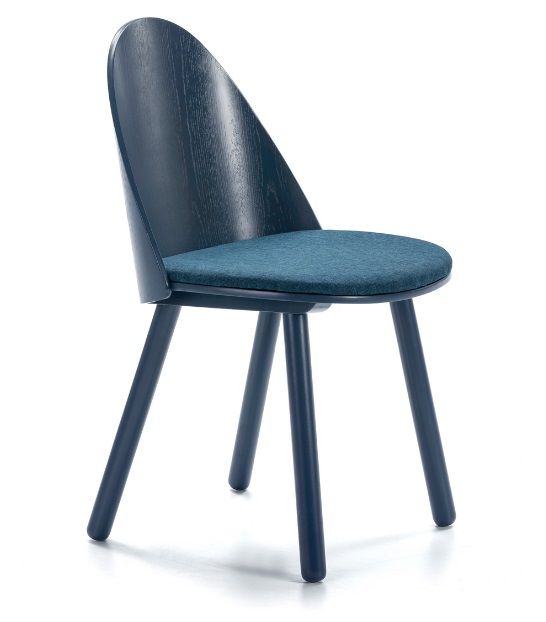 Uma silla madera azul marino