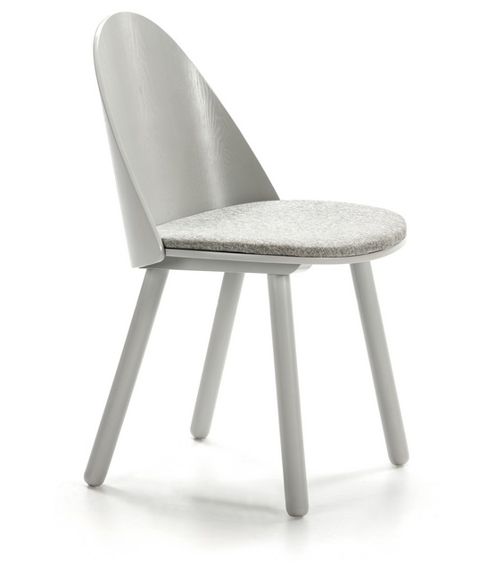 Uma silla madera gris claro